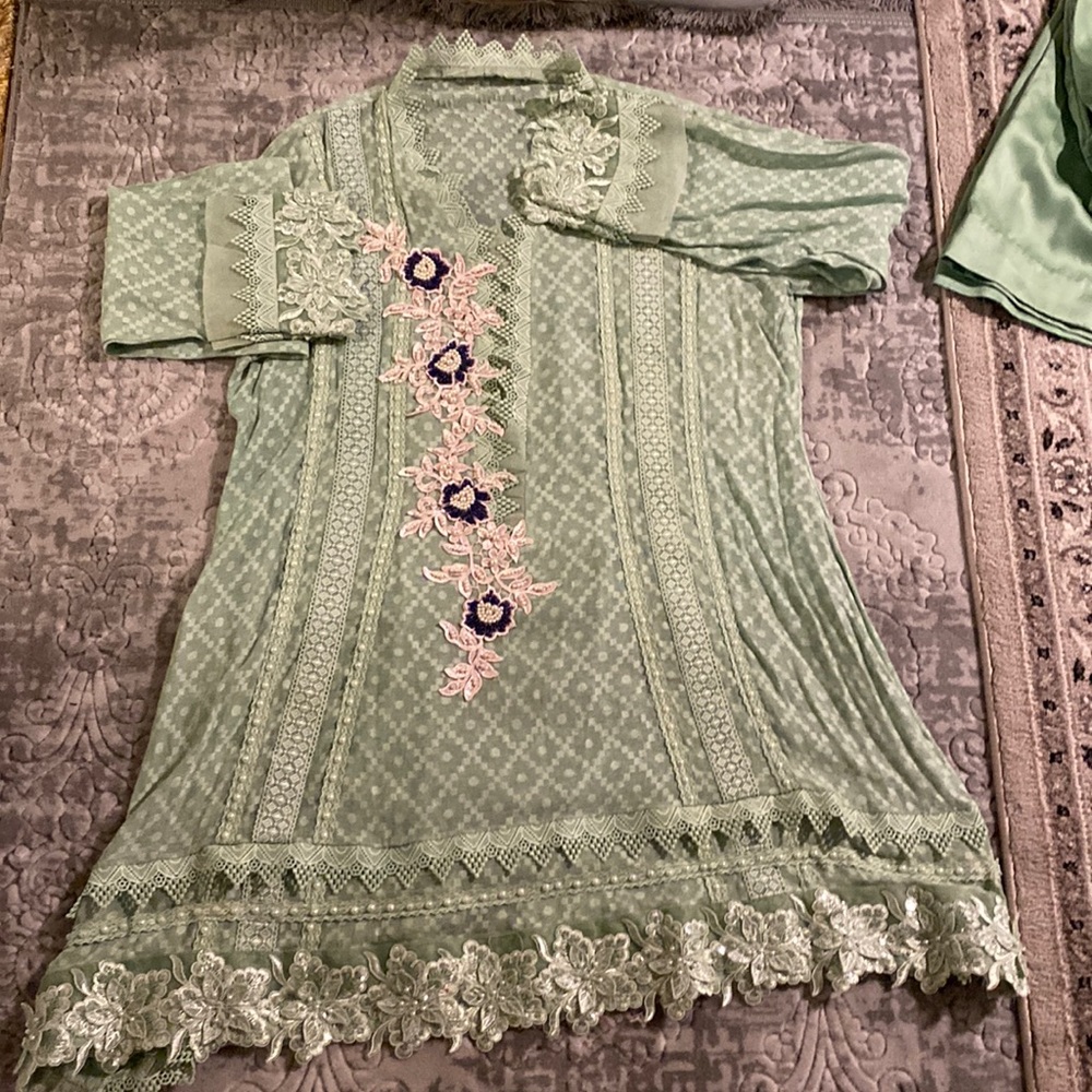 Pakistani dress 5 pieces long sleeve it has tow different pieces under dress.